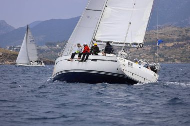 Bodrum, Hindi. 26 Mayıs 2024: Yelkenliler Ege Denizi 'nin mavi sularında, ünlü tatil beldesi Bodrum' un kıyılarında rüzgarlı havada yelken açıyorlar..