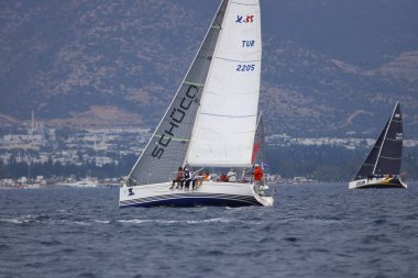 Bodrum, Hindi. 26 Mayıs 2024: Yelkenliler Ege Denizi 'nin mavi sularında, ünlü tatil beldesi Bodrum' un kıyılarında rüzgarlı havada yelken açıyorlar..