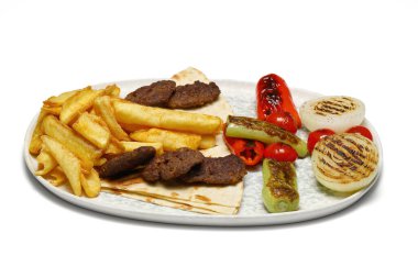 Beyaz arka planda geleneksel ızgara köfte tabağı