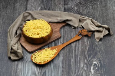 Kasede el yapımı Türk Eriştesi (Türkçe: Eriste). Geleneksel Türk Mutfağı 'ndan Erishte. Ahşap arka planda Vermicelli.