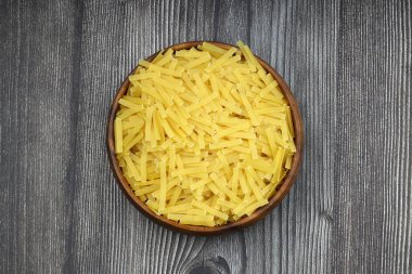 Kasede el yapımı Türk Eriştesi (Türkçe: Eriste). Geleneksel Türk Mutfağı 'ndan Erishte. Ahşap arka planda Vermicelli.