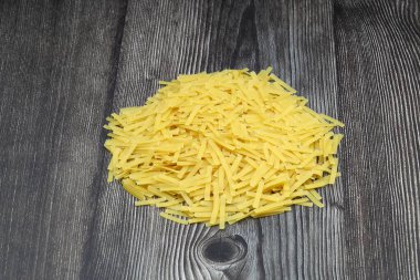 Kasede el yapımı Türk Eriştesi (Türkçe: Eriste). Geleneksel Türk Mutfağı 'ndan Erishte. Ahşap arka planda Vermicelli.