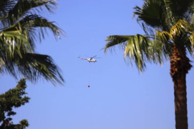 Bodrum, Hindi. 16 Ağustos 2024: İtfaiye helikopteri denizden su aldı.