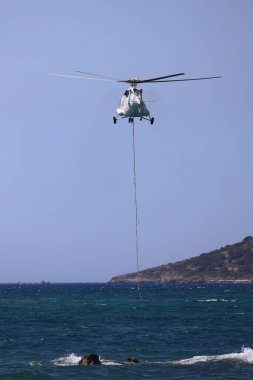 Bodrum, Hindi. 16 Ağustos 2024: İtfaiye helikopteri denizden su aldı.