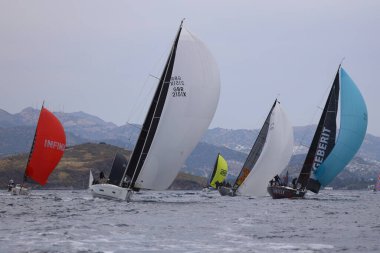 Bodrum, Hindi. 26 Mayıs 2024: Yelkenliler Ege Denizi 'nin mavi sularında, ünlü tatil beldesi Bodrum' un kıyılarında rüzgarlı havada yelken açıyorlar..