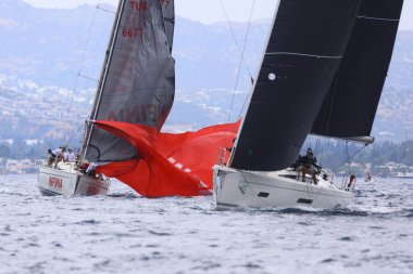 Bodrum, Hindi. 26 Mayıs 2024: Yelkenliler Ege Denizi 'nin mavi sularında, ünlü tatil beldesi Bodrum' un kıyılarında rüzgarlı havada yelken açıyorlar..