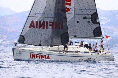 Bodrum, Hindi. 26 Mayıs 2024: Yelkenliler Ege Denizi 'nin mavi sularında, ünlü tatil beldesi Bodrum' un kıyılarında rüzgarlı havada yelken açıyorlar..