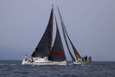 Bodrum, Hindi. 26 Mayıs 2024: Yelkenliler Ege Denizi 'nin mavi sularında, ünlü tatil beldesi Bodrum' un kıyılarında rüzgarlı havada yelken açıyorlar..