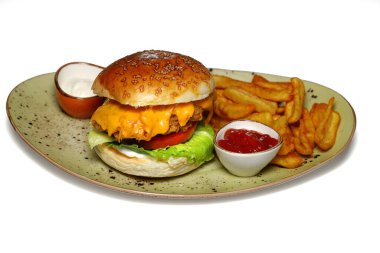 Beyaz arka planda izole edilmiş patates kızartmalı leziz tavuk burger..