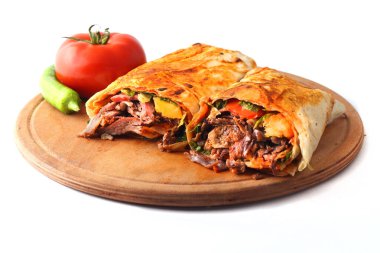 Beyaz arkaplanda ayrıştırılmış kebap ya da shawarma sandviçi