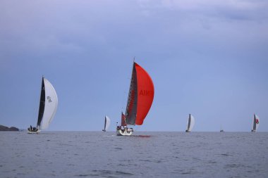 Bodrum, Hindi. 26 Mayıs 2024: Yelkenliler Ege Denizi 'nin mavi sularında, ünlü tatil beldesi Bodrum' un kıyılarında rüzgarlı havada yelken açıyorlar..