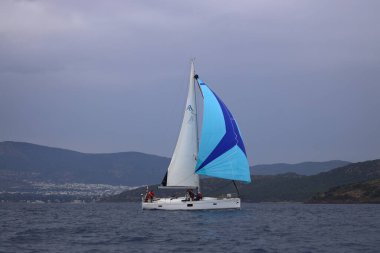 Bodrum, Hindi. 26 Mayıs 2024: Yelkenliler Ege Denizi 'nin mavi sularında, ünlü tatil beldesi Bodrum' un kıyılarında rüzgarlı havada yelken açıyorlar..