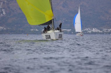 Bodrum, Hindi. 26 Mayıs 2024: Yelkenliler Ege Denizi 'nin mavi sularında, ünlü tatil beldesi Bodrum' un kıyılarında rüzgarlı havada yelken açıyorlar..