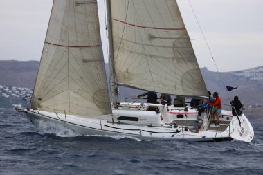 Bodrum, Hindi. 26 Mayıs 2024: Yelkenliler Ege Denizi 'nin mavi sularında, ünlü tatil beldesi Bodrum' un kıyılarında rüzgarlı havada yelken açıyorlar..