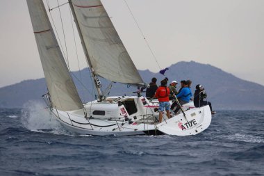 Bodrum, Hindi. 26 Mayıs 2024: Yelkenliler Ege Denizi 'nin mavi sularında, ünlü tatil beldesi Bodrum' un kıyılarında rüzgarlı havada yelken açıyorlar..