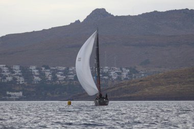 Bodrum, Hindi. 26 Mayıs 2024: Yelkenliler Ege Denizi 'nin mavi sularında, ünlü tatil beldesi Bodrum' un kıyılarında rüzgarlı havada yelken açıyorlar..