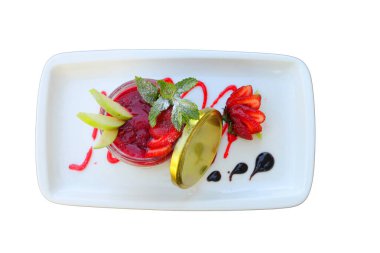 Çilek soslu lezzetli panna cotta ve ahşap arka planda taze böğürtlen.