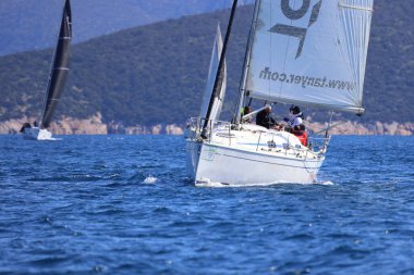 Bodrum, Hindi. 16 Mart 2024: Yelkenliler Ege Denizi 'nin mavi sularında, ünlü tatil beldesi Bodrum' un kıyılarında rüzgarlı havada yelken açıyorlar..