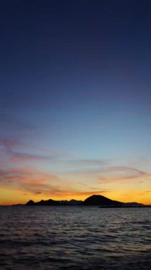 Deniz kenti Turgutreis ve muhteşem gün batımları. Bodrum, Hindi. Sosyal medya için dikey video.