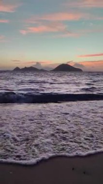 Deniz kenti Turgutreis ve muhteşem gün batımları. Bodrum, Hindi. Sosyal medya için dikey video.