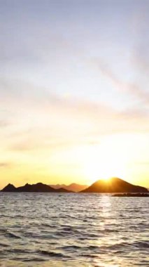 Deniz kenti Turgutreis ve muhteşem gün batımları. Bodrum, Hindi. Sosyal medya için dikey video.