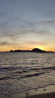 Deniz kenti Turgutreis ve muhteşem gün batımları. Bodrum, Hindi. Sosyal medya için dikey video.