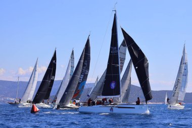 Bodrum, Hindi. 16 Mart 2024: Yelkenliler Ege Denizi 'nin mavi sularında, ünlü tatil beldesi Bodrum' un kıyılarında rüzgarlı havada yelken açıyorlar..