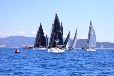 Bodrum, Hindi. 16 Mart 2024: Yelkenliler Ege Denizi 'nin mavi sularında, ünlü tatil beldesi Bodrum' un kıyılarında rüzgarlı havada yelken açıyorlar..