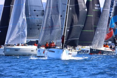 Bodrum, Hindi. 16 Mart 2024: Yelkenliler Ege Denizi 'nin mavi sularında, ünlü tatil beldesi Bodrum' un kıyılarında rüzgarlı havada yelken açıyorlar..