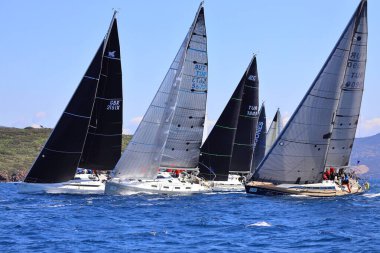 Bodrum, Hindi. 16 Mart 2024: Yelkenliler Ege Denizi 'nin mavi sularında, ünlü tatil beldesi Bodrum' un kıyılarında rüzgarlı havada yelken açıyorlar..