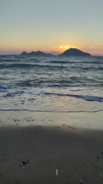 Deniz kenti Turgutreis ve muhteşem gün batımları. Bodrum, Hindi. Sosyal medya için dikey video.