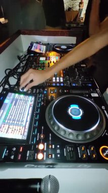 DJ gece müzik çalıyor. sosyal medya için dikey video.