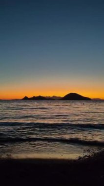 Deniz kenti Turgutreis ve muhteşem gün batımları. Bodrum, Hindi. Sosyal medya için dikey video.