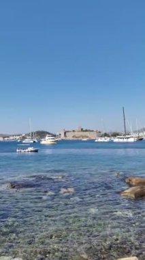 Denizde balıkçı tekneleri. Bodrum, Hindi. sosyal medya için dikey video.