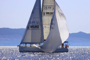 Bodrum, Hindi. 05 Ekim 2024: Ege Denizi 'nin mavi sularında, ünlü tatil beldesi Bodrum' un kıyılarında yelkenliler rüzgarlı havada yelken açıyor.