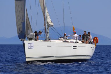 Bodrum, Hindi. 05 Ekim 2024: Ege Denizi 'nin mavi sularında, ünlü tatil beldesi Bodrum' un kıyılarında yelkenliler rüzgarlı havada yelken açıyor.