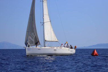 Bodrum, Hindi. 05 Ekim 2024: Ege Denizi 'nin mavi sularında, ünlü tatil beldesi Bodrum' un kıyılarında yelkenliler rüzgarlı havada yelken açıyor.