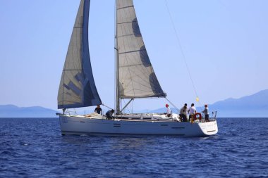 Bodrum, Hindi. 05 Ekim 2024: Ege Denizi 'nin mavi sularında, ünlü tatil beldesi Bodrum' un kıyılarında yelkenliler rüzgarlı havada yelken açıyor.