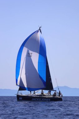 Bodrum, Hindi. 05 Ekim 2024: Ege Denizi 'nin mavi sularında, ünlü tatil beldesi Bodrum' un kıyılarında yelkenliler rüzgarlı havada yelken açıyor.