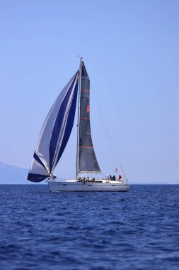 Bodrum, Hindi. 05 Ekim 2024: Ege Denizi 'nin mavi sularında, ünlü tatil beldesi Bodrum' un kıyılarında yelkenliler rüzgarlı havada yelken açıyor.