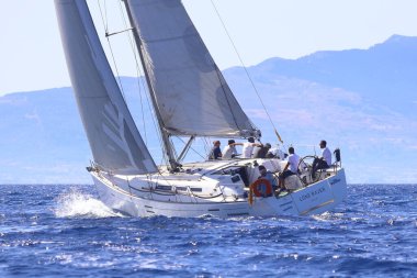 Bodrum, Hindi. 05 Ekim 2024: Ege Denizi 'nin mavi sularında, ünlü tatil beldesi Bodrum' un kıyılarında yelkenliler rüzgarlı havada yelken açıyor.