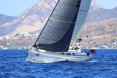 Bodrum, Hindi. 05 Ekim 2024: Ege Denizi 'nin mavi sularında, ünlü tatil beldesi Bodrum' un kıyılarında yelkenliler rüzgarlı havada yelken açıyor.