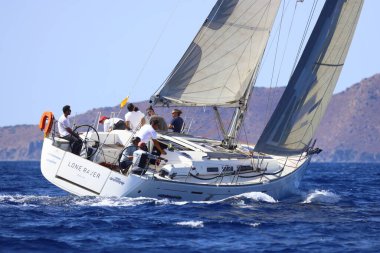 Bodrum, Hindi. 05 Ekim 2024: Ege Denizi 'nin mavi sularında, ünlü tatil beldesi Bodrum' un kıyılarında yelkenliler rüzgarlı havada yelken açıyor.