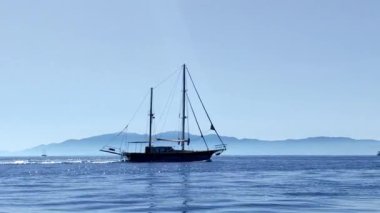 Bodrum, Hindi. 05 Ekim 2024: Ege Denizi 'nin mavi sularında, ünlü tatil beldesi Bodrum' un kıyılarında yelkenliler rüzgarlı havada yelken açıyor.