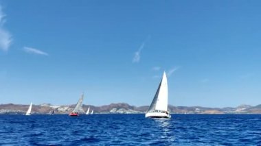 Bodrum, Hindi. 05 Ekim 2024: Ege Denizi 'nin mavi sularında, ünlü tatil beldesi Bodrum' un kıyılarında yelkenliler rüzgarlı havada yelken açıyor.