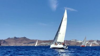 Bodrum, Hindi. 05 Ekim 2024: Ege Denizi 'nin mavi sularında, ünlü tatil beldesi Bodrum' un kıyılarında yelkenliler rüzgarlı havada yelken açıyor.