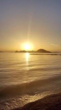 Deniz kenti Turgutreis ve muhteşem gün batımları. Bodrum, Hindi. Sosyal medya için dikey video.
