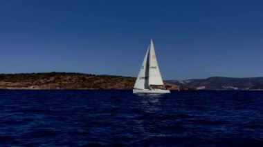Bodrum, Hindi. 05 Ekim 2024: Ege Denizi 'nin mavi sularında, ünlü tatil beldesi Bodrum' un kıyılarında yelkenliler rüzgarlı havada yelken açıyor.