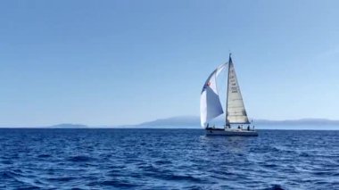 Bodrum, Hindi. 05 Ekim 2024: Ege Denizi 'nin mavi sularında, ünlü tatil beldesi Bodrum' un kıyılarında yelkenliler rüzgarlı havada yelken açıyor.