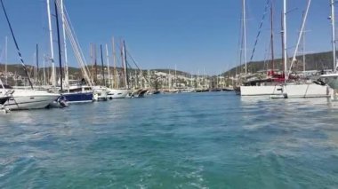 Bodrum, Hindi. 05 Ekim 2024: Bodrum, Marina 'nın sakin sularına yansıyan yelkenliler ve yatlar insanların teknelerini yanaştırıp denize açılabilecekleri yerler